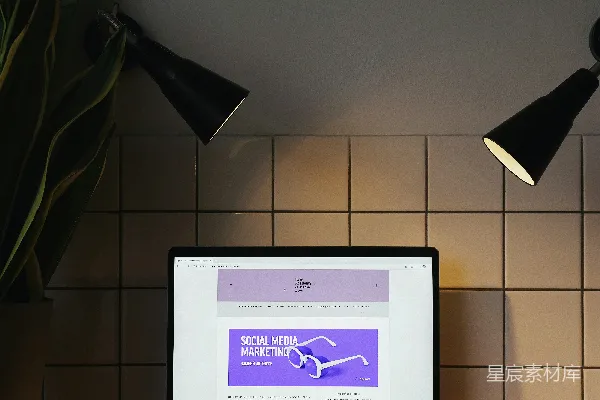 高清摄影 黑色和银色的笔记本电脑放在棕色的木桌上。