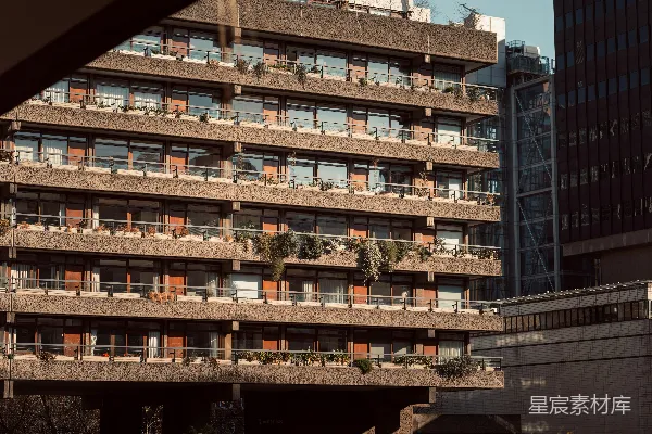 高清摄影 一座高楼，阳台上有植物。