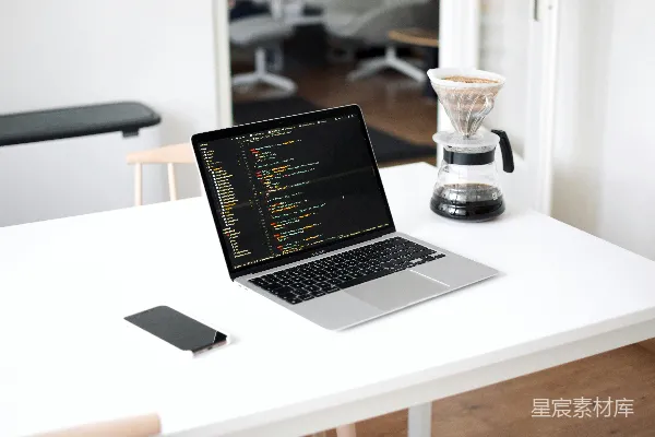 高清摄影 在白色桌子上的MacBook Pro