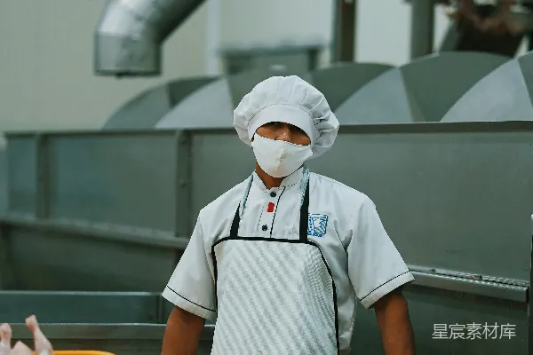 高清摄影 穿白色厨师制服的男人拿着灰色金属管道