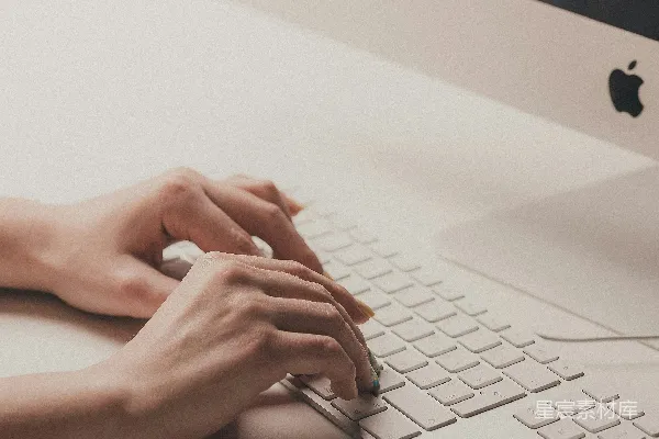 高清摄影 使用电脑键盘的人