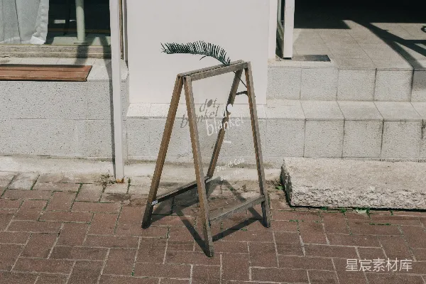 高清摄影 棕色的木质折叠梯子靠在白色的混凝土墙上
