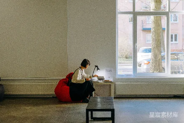 高清摄影 一位坐在窗前的长椅上的女人