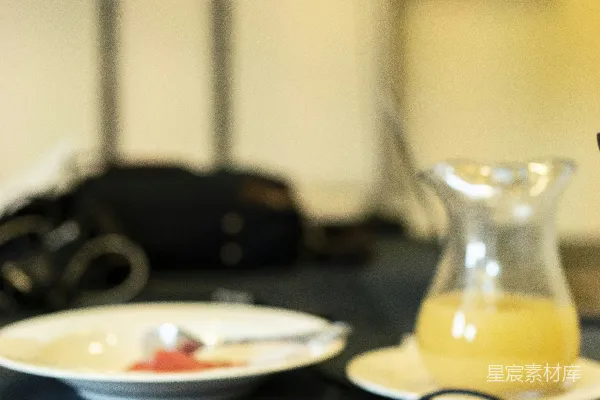 高清摄影 四枚烤好的羊角面包放在桌面上。