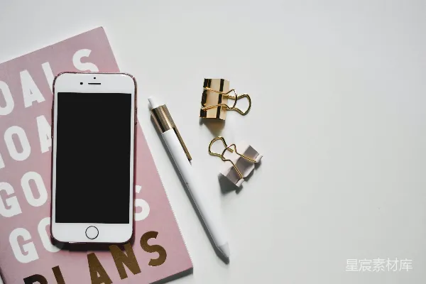 高清摄影 金色iPhone 6在白心红心卡片上