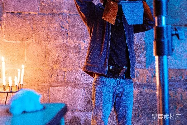 高清摄影 穿棕色夹克和蓝色牛仔裤的男人站在蓝色金属管道上
