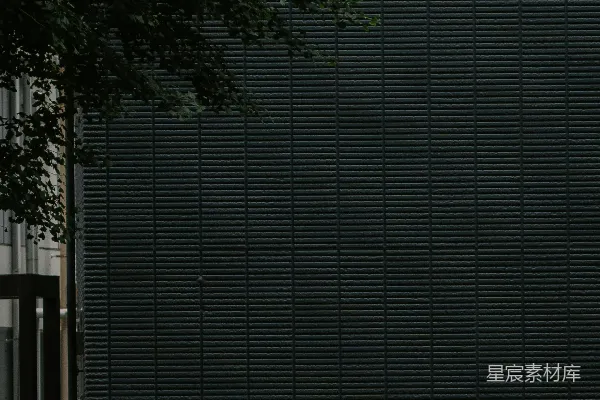 高清摄影 商人们走过一座昏暗的建筑前