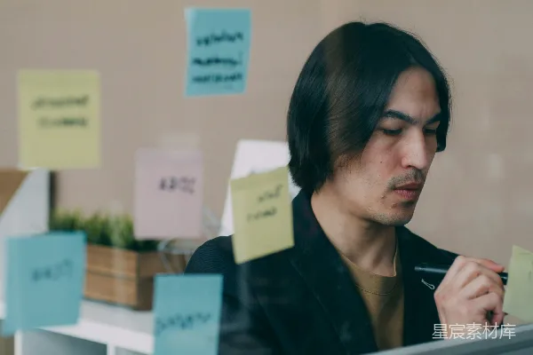 高清摄影 一个男人坐在满是便签纸的窗户前
