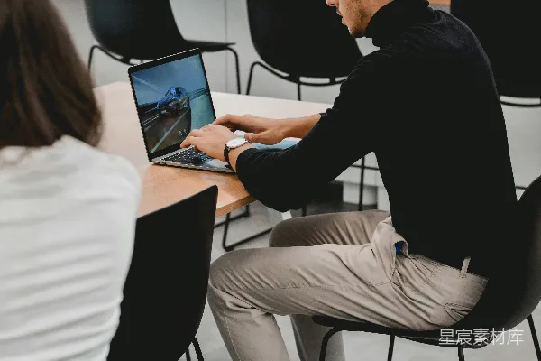 高清摄影 穿黑色长袖衬衫的男子使用MacBook Pro