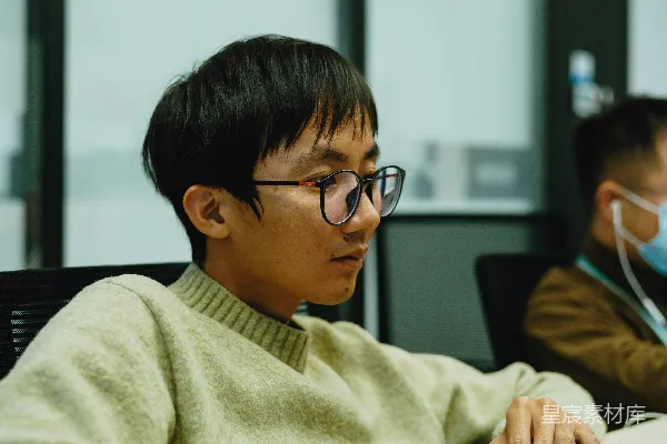 高清摄影 一个男人坐在笔记本电脑前