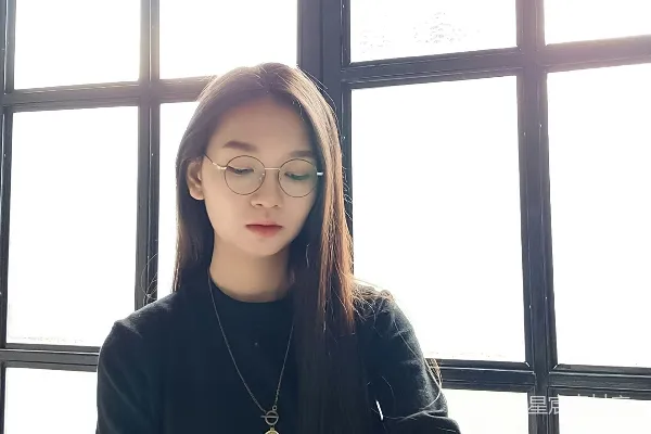高清摄影 戴着眼镜的女人看着她的手机。