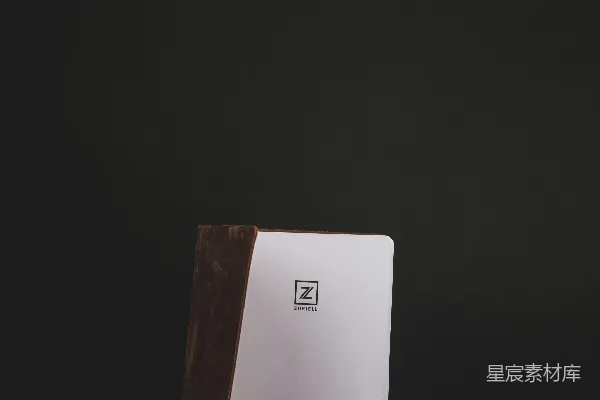 高清摄影 棕白相间的Z形板