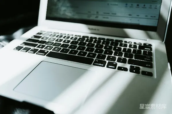 高清摄影 白色的桌子上有一台MacBook Air。