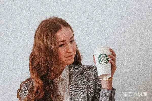 高清摄影 穿灰色西装的女人拿着一个白色陶瓷杯子