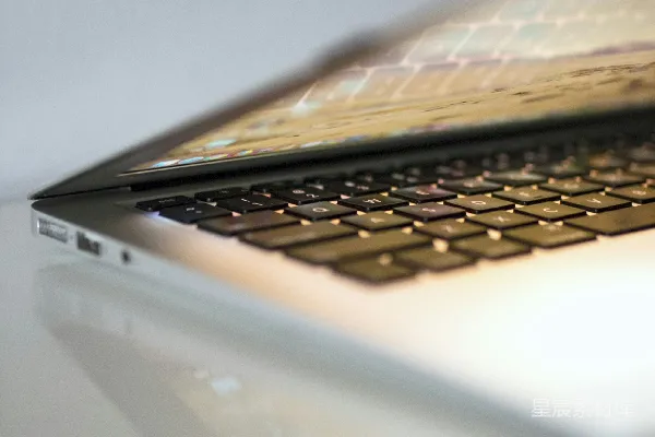 高清摄影 银色的MacBook Pro
