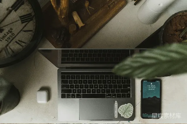 高清摄影 苹果MacBook Pro放在白色桌子上
