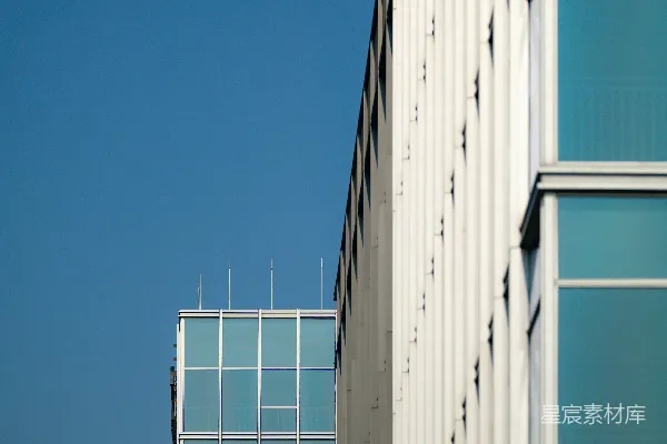 高清摄影 一座高大的白色建筑紧邻另一座高大的白色建筑。