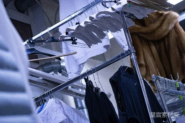 高清摄影 一个挂着衣服的衣架