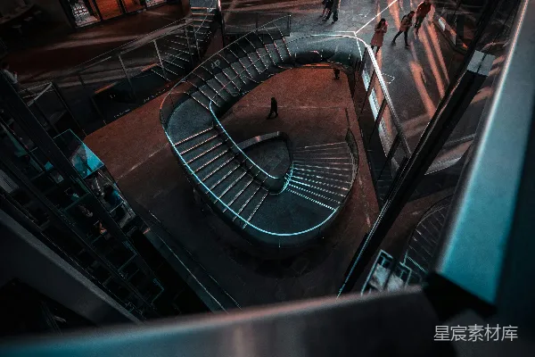 高清摄影 螺旋楼梯在夜晚
