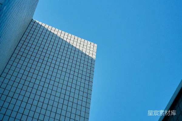 高清摄影 两栋高大的建筑，背景是蓝天。