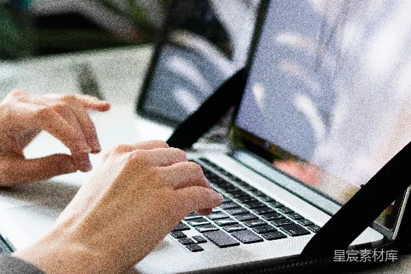 高清摄影 在桌子上使用MacBook Pro的人