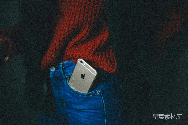 高清摄影 某人口袋里有一部金色的iPhone 6。