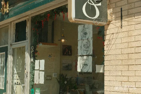 高清摄影 一家迷人的店面，招牌独特，还设有户外座位。