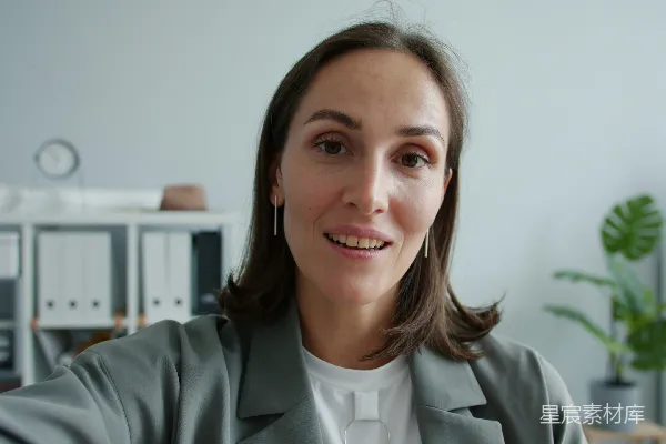 高清摄影 穿着西装的女人看着镜头。