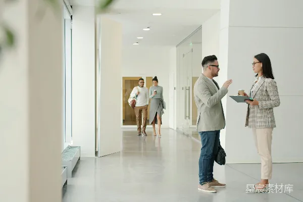 高清摄影 两个人在现代化办公室的走廊里交谈。