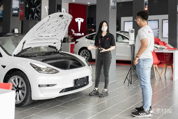 高清摄影 一对男女在展厅里看着一辆车。