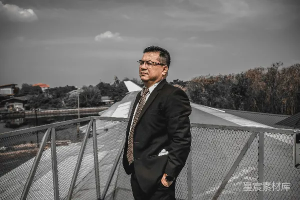 高清摄影 一个穿着西装打着领带的男人站在阳台上。