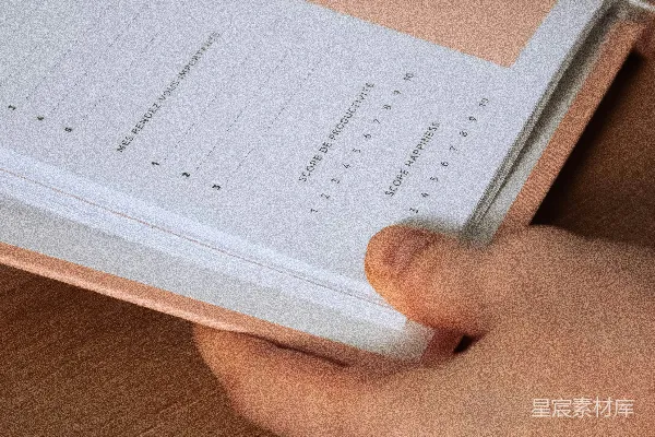 高清摄影 一个人正在桌子上打开一本书。