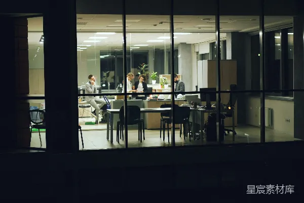 高清摄影 在现代办公室里深夜加班的人们。