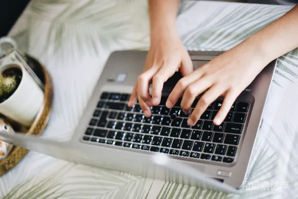 高清摄影 人在键盘上打字