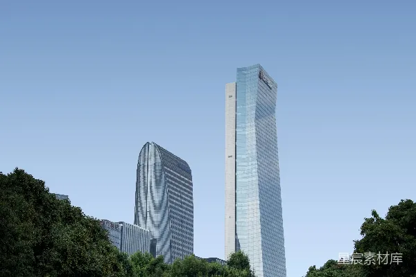 高清摄影 几栋高大的建筑物高耸在一片郁郁葱葱的公园之上