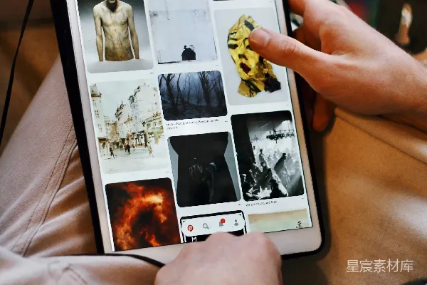 高清摄影 白色iPad屏幕上显示一个穿黑色衬衫的人。