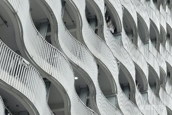 高清摄影 一座很高的建筑物，上面有阳台。