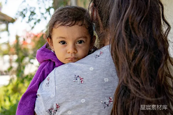 高清摄影 抱着一个小孩的女人