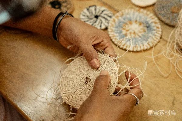 高清摄影 在桌子上创作艺术品的人
