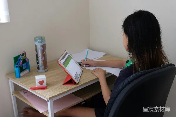 高清摄影 穿着绿色衬衫的女人坐在黑色办公轮椅上
