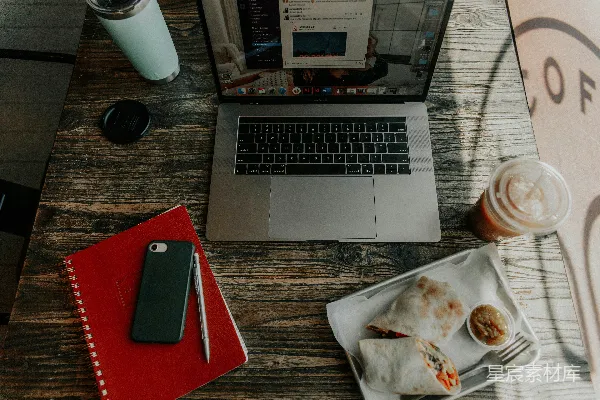 高清摄影 红色的iPhone壳放在MacBook Pro上