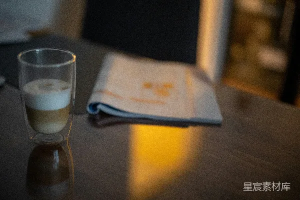 高清摄影 一杯液体放在木桌上