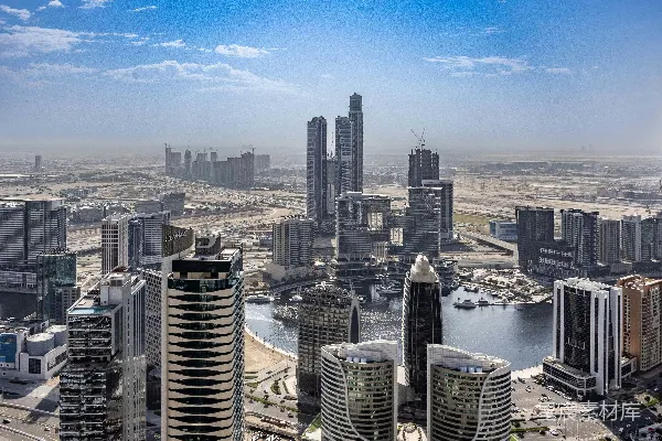 高清摄影 一座城市鸟瞰图，可以看到高耸的建筑。