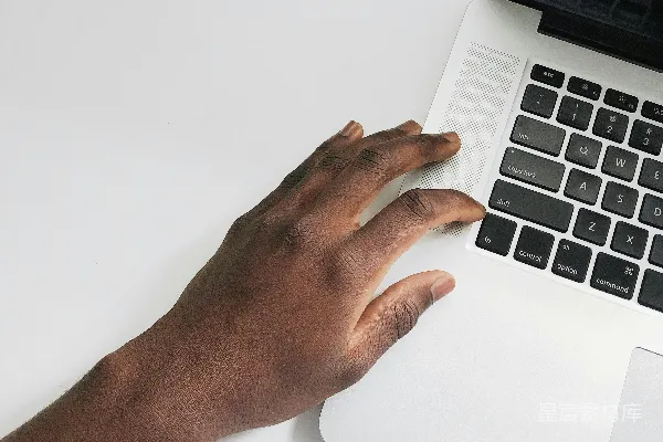 高清摄影 使用MacBook Pro的人