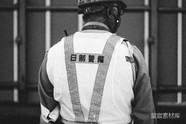 高清摄影 灰度摄影中的人物站立