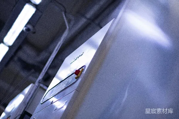 高清摄影 厨房里一个白色的冰箱的特写镜头