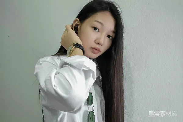 高清摄影 一个长发女人正在打电话。