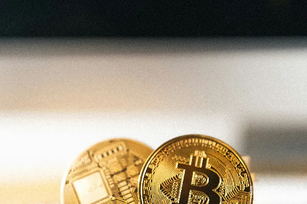 高清摄影 白色表面上的金色圆形硬币