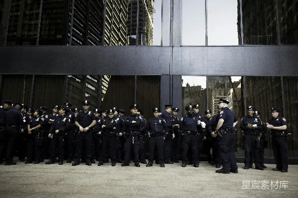 高清摄影 一群警察站在灰色建筑附近。