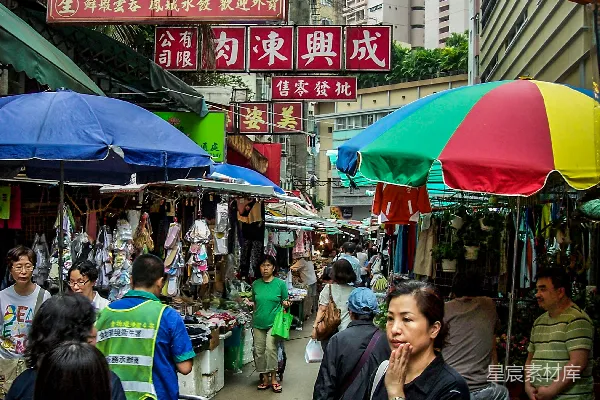 高清摄影 男人在高楼大厦之间行走
